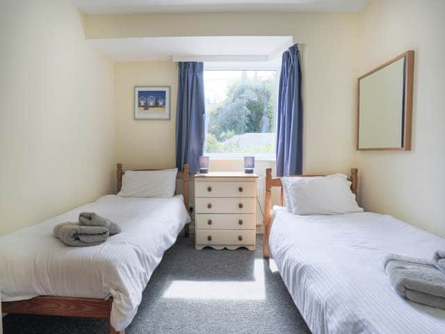 Twin bedroom | Whitestones, St Mawes