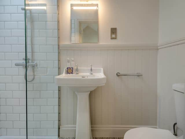 Bathroom | Low Key LuxuryGardener&rsquo;s Cottage, Overstrand