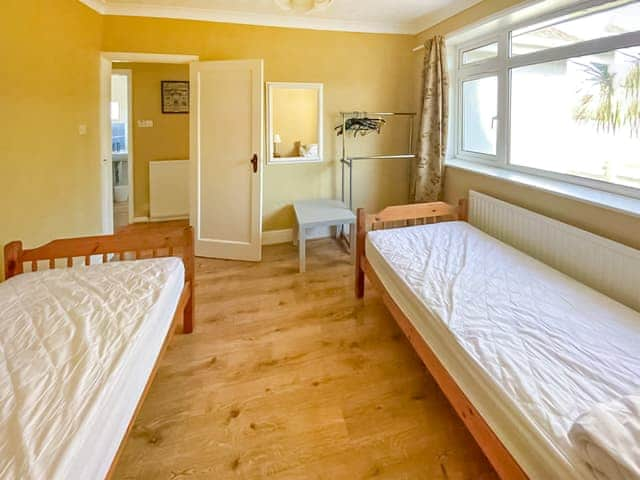 Twin bedroom | Lyndale, Brixham