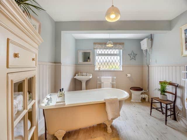 Bathroom | The Sidings, Willoughby