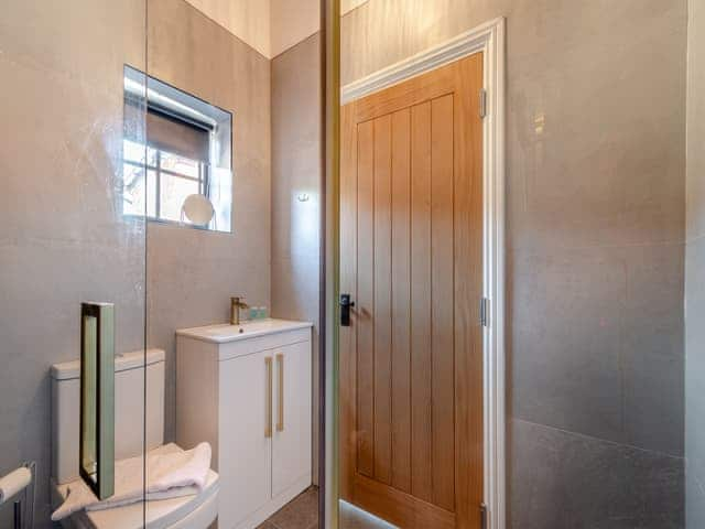 Bathroom | Fountain Front Barn - Burrow Hill Farm, Corley