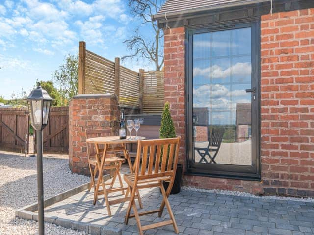 Sitting-out-area | Fountain Front Barn - Burrow Hill Farm, Corley