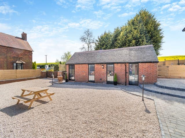 Sitting-out-area | Fountain Front Barn - Burrow Hill Farm, Corley