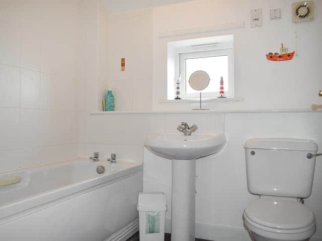 Bathroom | Guillemot Cottage, Seahouses