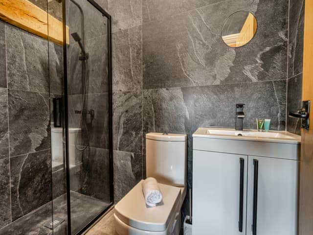 Shower room | Stable View Barn - Burrow Hill Farm, Corley