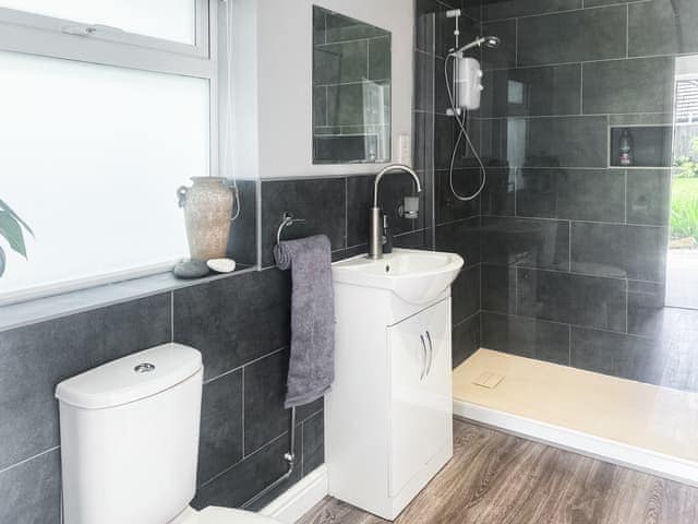 Bathroom | Chi Lowen, Camborne