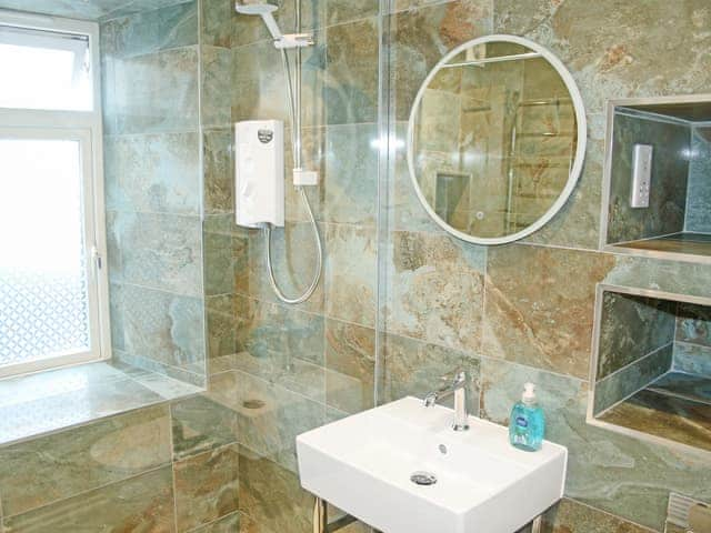 Shower room | 2 Manor Court, St Mawes