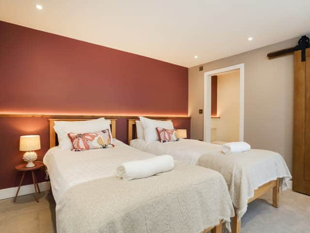 Super King or Twin en-suite bedroom | The Byre - Barn Escapes, Ilfracombe