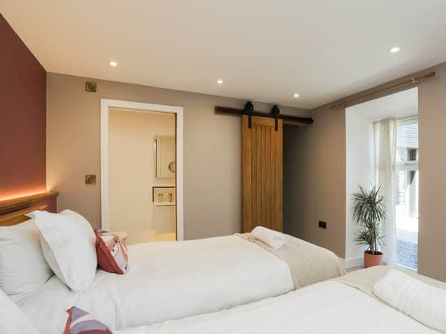 Super king or Twin configuration en-suite bedroom | The Byre - Barn Escapes, Ilfracombe