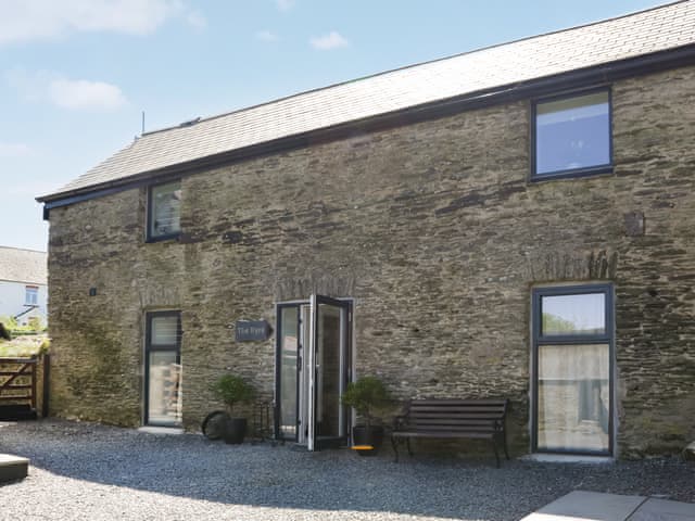 Shared courtyard | The Byre - Barn Escapes, Ilfracombe