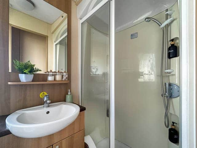 Shower room | Lake View, Cirencester