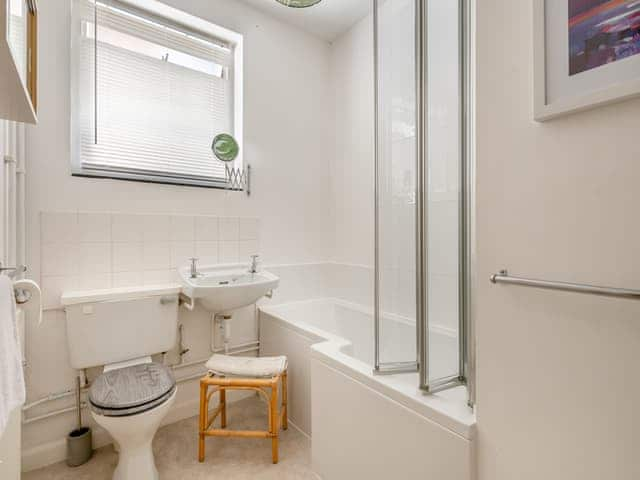 Bathroom | Beach View Cottage - Sea View Cottages, Felixstowe