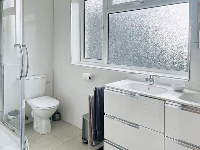 Bathroom | Black Pan Holiday Cottage, Lake, near Shanklin