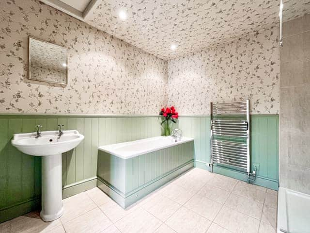 Bathroom | Oaklands Farm- Cottage 1 - Oaklands Farm, East Tytherley