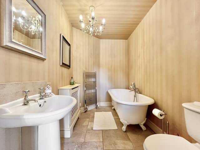 Bathroom | Cottage 2 - Oaklands Farm, East Tytherley