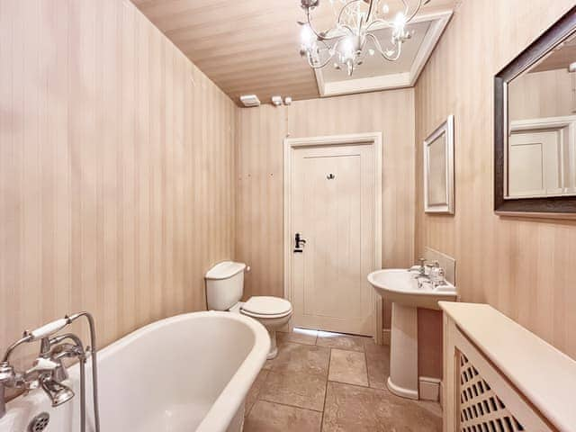 Bathroom | Cottage 2 - Oaklands Farm, East Tytherley