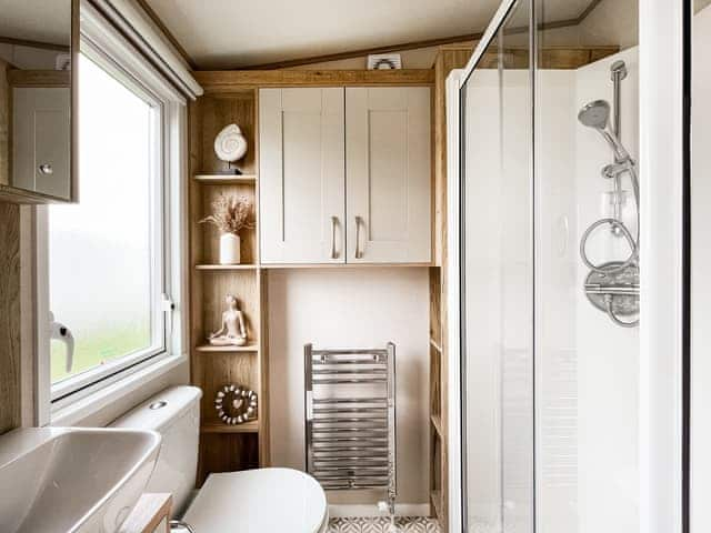 Shower room | Family Cabin, Selsey