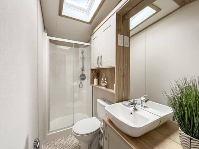 Shower room | Family Cabin, Selsey