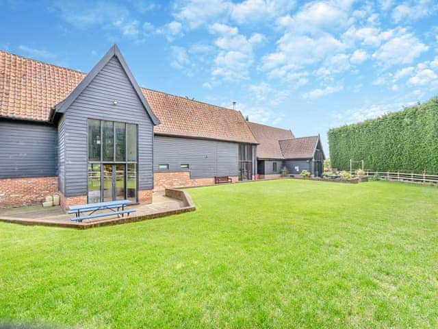 Clamp Farm Barn, sleeps 12 in Stowmarket.