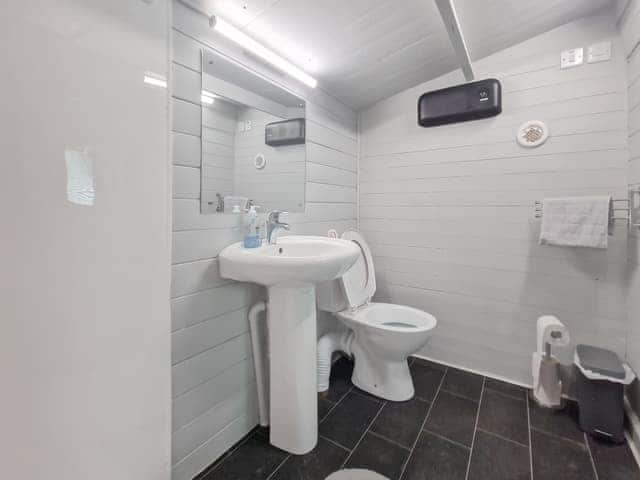 Bathroom | Family Getaway- Minnies - Family Getaway, Burnthouse, near Falmouth