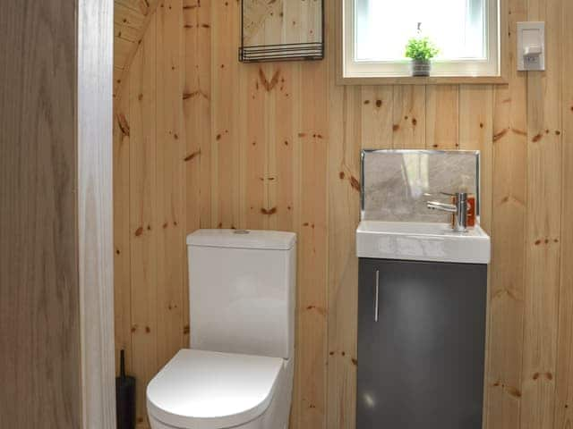 Bathroom | Sycamore - Graffitoe Farm Holidays, Hunmanby