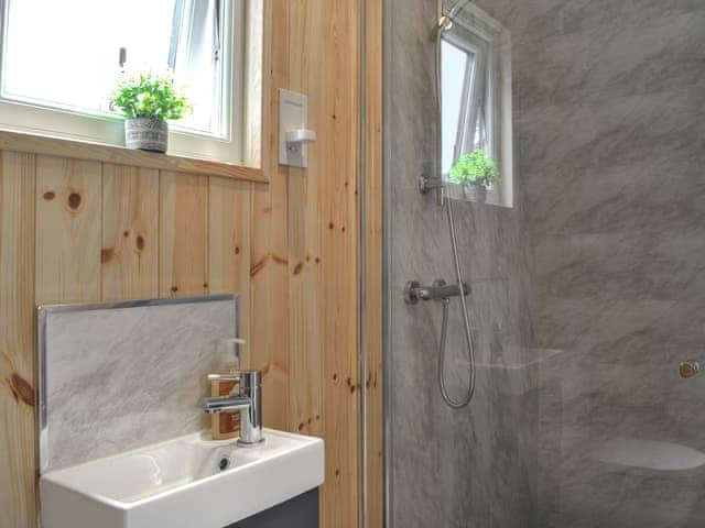 Bathroom | Sycamore - Graffitoe Farm Holidays, Hunmanby