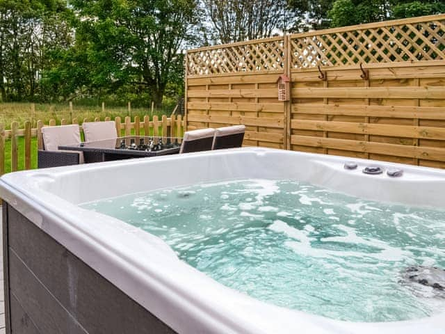 Hot tub | Hawthorn - Graffitoe Farm Holidays, Hunmanby