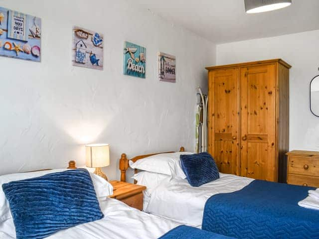 Twin bedroom | Dizzard Cottage, Bude