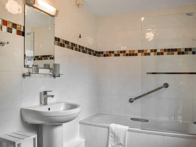 Bathroom | Dizzard Cottage, Bude