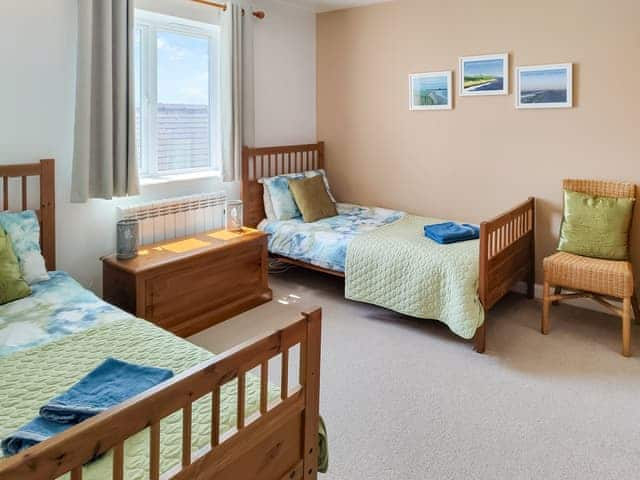 Bedroom with twin single beds | Erskine Cottage, Seahouses