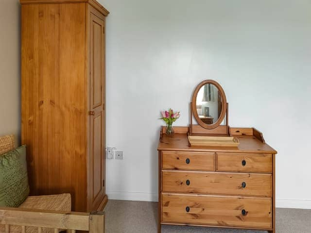 Bedroom with twin single beds | Erskine Cottage, Seahouses