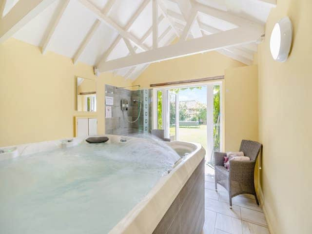 Hot tub | Jockhedge- The Farmhouse - Jockhedge, Burgh Le Marsh, near Skegness