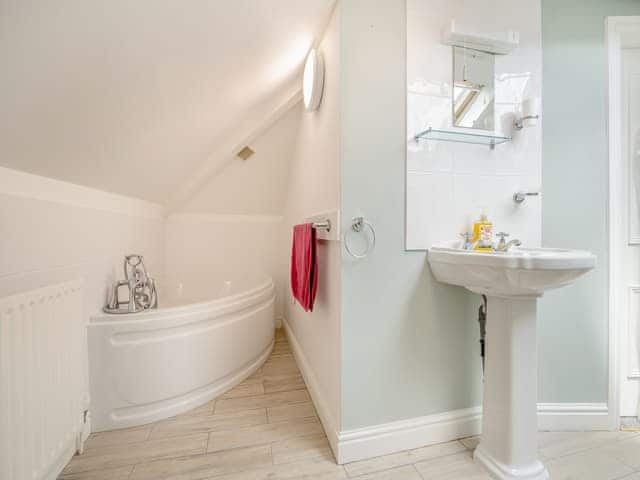 Bathroom | Jockhedge- The Farmhouse - Jockhedge, Burgh Le Marsh, near Skegness