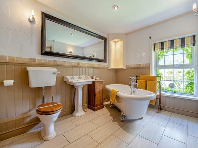 Bathroom | Jockhedge- The Farmhouse - Jockhedge, Burgh Le Marsh, near Skegness