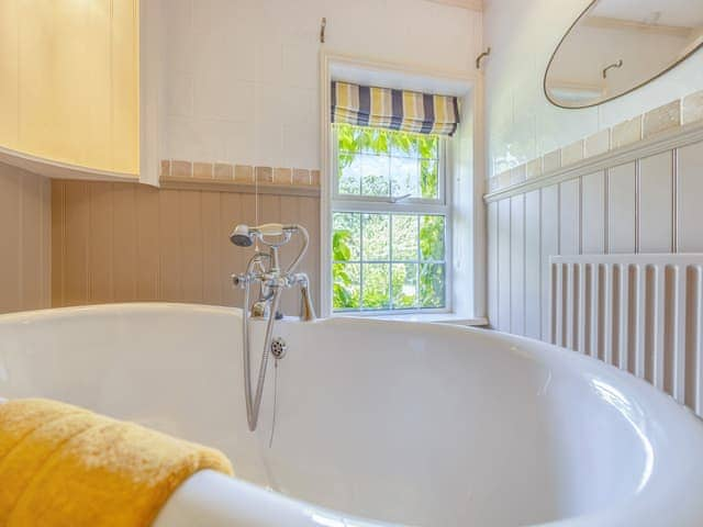 Bathroom | Jockhedge- The Farmhouse - Jockhedge, Burgh Le Marsh, near Skegness