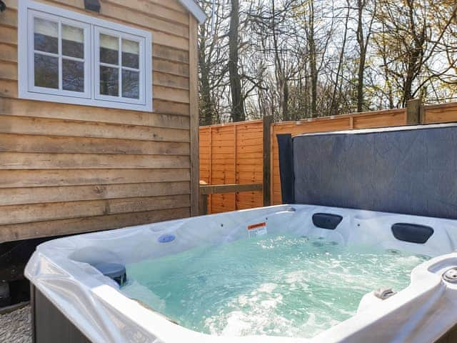 Hot tub | Spire View Hut, Alderbury, near Salisbury