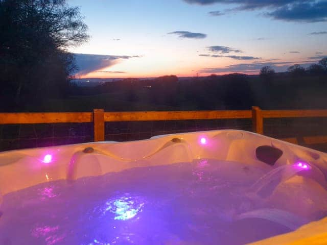 Hot tub | Spire View Hut, Alderbury, near Salisbury