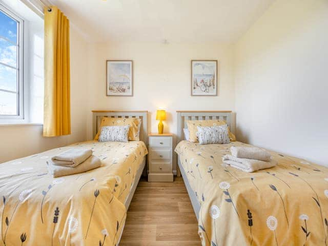 Twin bedroom | Oak - The Hollies Country Cottages, Burgh Le Marsh