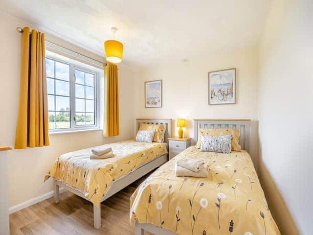 Twin bedroom | Oak - The Hollies Country Cottages, Burgh Le Marsh