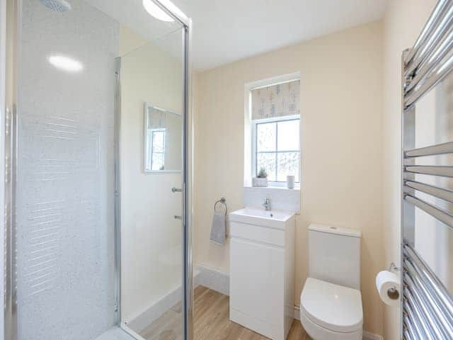 Bathroom | Oak - The Hollies Country Cottages, Burgh Le Marsh