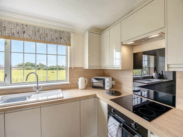 Open plan living space | Cherry - The Hollies Country Cottages, Burgh Le Marsh