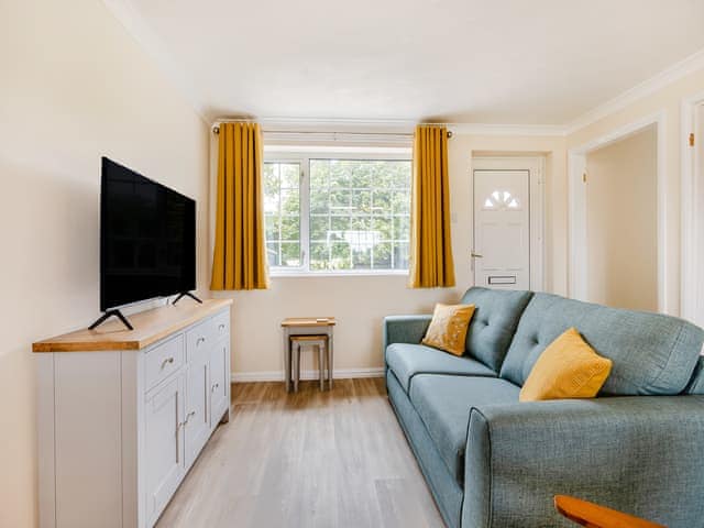 Open plan living space | Chestnut - The Hollies Country Cottages, Burgh Le Marsh