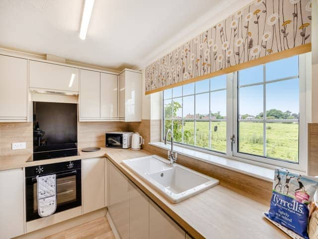 Open plan living space | Chestnut - The Hollies Country Cottages, Burgh Le Marsh