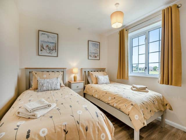 Twin bedroom | Chestnut - The Hollies Country Cottages, Burgh Le Marsh