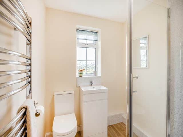 Bathroom | Chestnut - The Hollies Country Cottages, Burgh Le Marsh