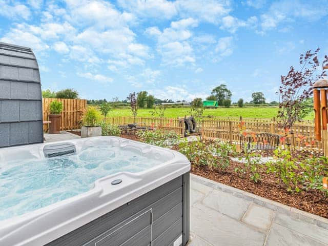 Hot tub | The Warren - Brookfields Holiday Farm, Church Broughton, near Derby