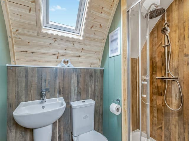 Bathroom | The Warren - Brookfields Holiday Farm, Church Broughton, near Derby