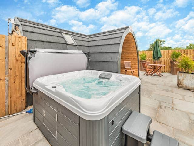 Hot tub | The Warren - Brookfields Holiday Farm, Church Broughton, near Derby