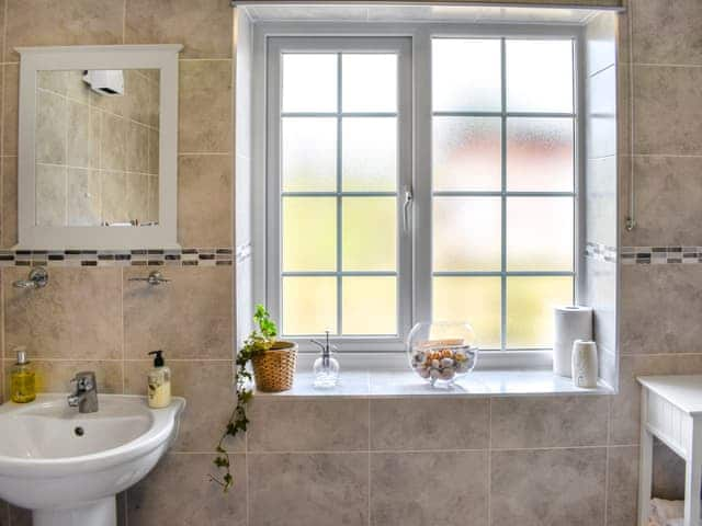 Bathroom | Plover Cottage - Hadrians Wall Country Cottages, Haydon Bridge