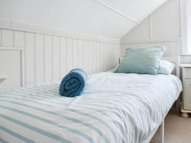 Twin bedroom | The Wee Cottage, Polperro